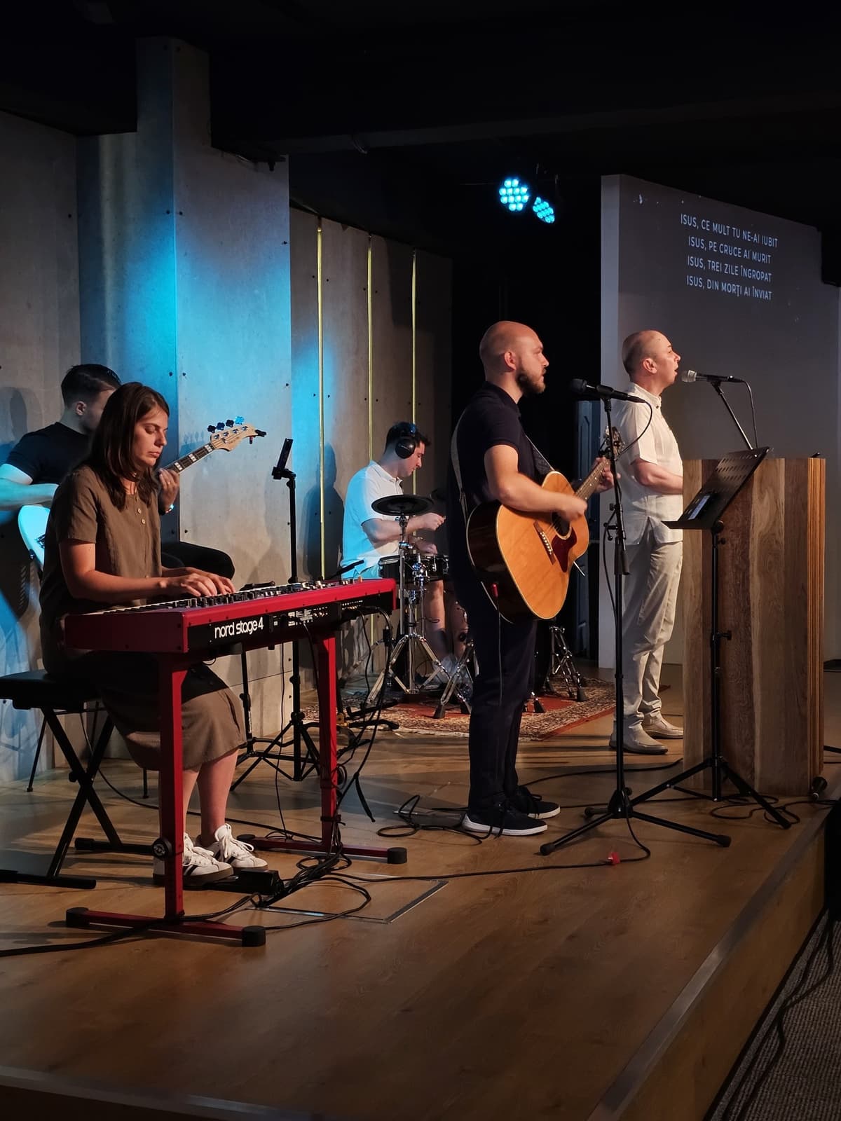 Trupă cântând pe scenă